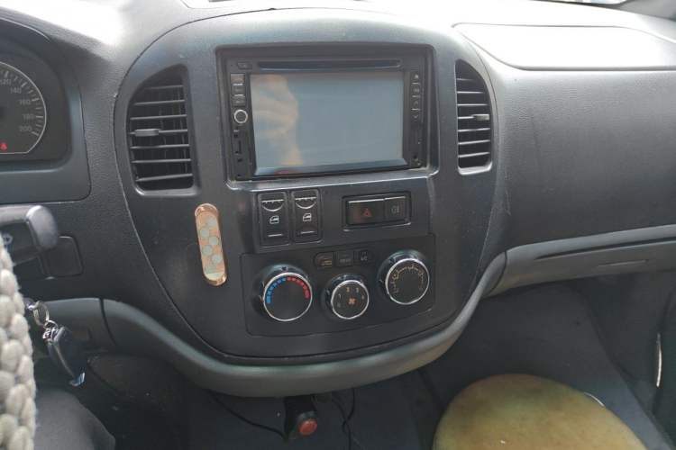 Used FORTHING Lingzhi 2013 M3 1.6L 7-Seater Comfort Model Audio And AC Panel