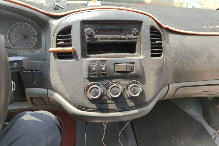 Used FORTHING Lingzhi 2013 V3 1.5L 7-Seater Standard Model II Audio And AC Panel