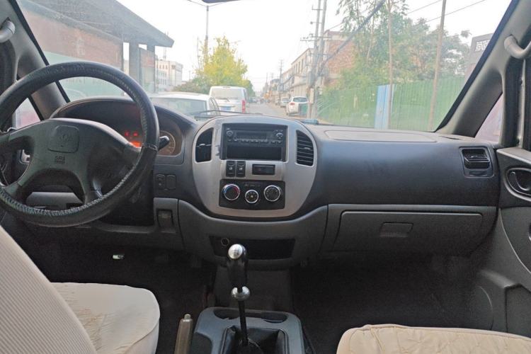 Used FORTHING Lingzhi 2013 M3 1.6L 7-Seater Luxury Model Center Console