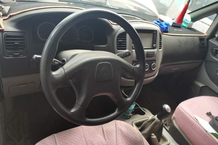 Used FORTHING Lingzhi 2013 M5 Q7 2.0L 7-Seater Long-Wheelbase Comfort Model Center Console