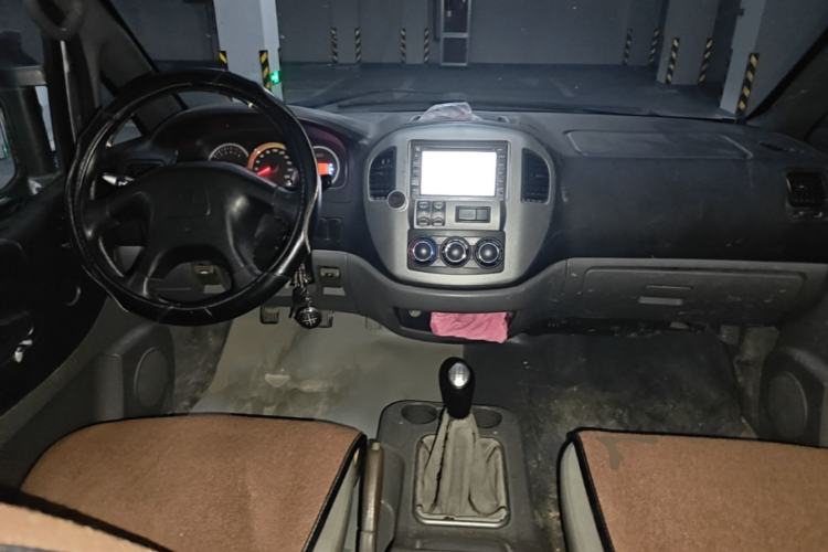 Used FORTHING Lingzhi 2013 M5 Q7 2.0L 7-Seater Long-Wheelbase Comfort Model Center Console