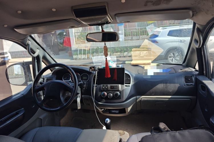 Used FORTHING Lingzhi 2013 M5 Q7 2.0L 7-Seater Long-Wheelbase Comfort Model Center Console