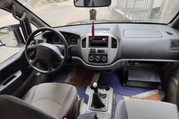 Used FORTHING Lingzhi 2013 M5 Q7 2.0L 9-Seater Long-Wheelbase Comfort Model Center Console