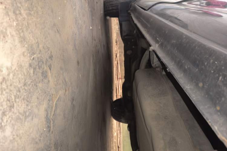 Used FORTHING Lingzhi 2013 M3 1.6L 7-seat Standard Model Chassis Rear Left