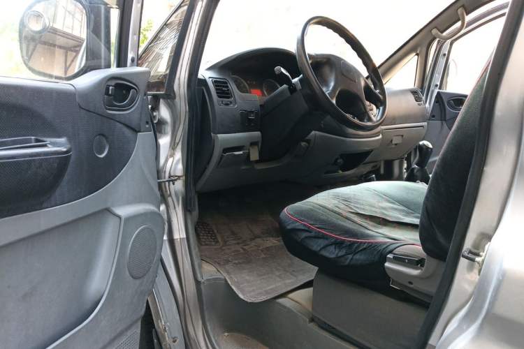 Used FORTHING Lingzhi 2013 V3 1.5L 7-Seater Luxury Model Driver Seat