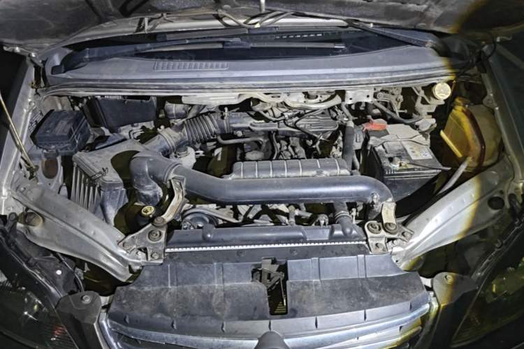 Used FORTHING Lingzhi 2013 M5 Q7 2.0L 7-Seater Long-Wheelbase Comfort Model Engine Bay