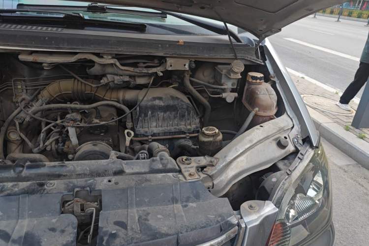 Used FORTHING Lingzhi 2013 M3 1.6L 7-Seater Luxury Model Engine Bay Left