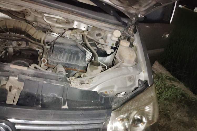 Used FORTHING Lingzhi 2013 M3 1.6L 7-Seater Luxury Model Engine Bay Left