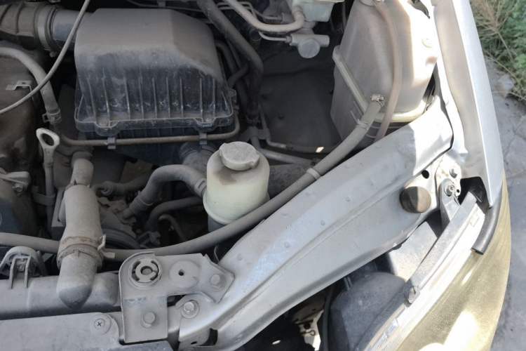 Used FORTHING Lingzhi 2013 M3 1.6L 7-Seater Comfort Model Engine Bay Left