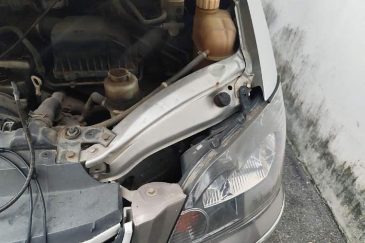 Used FORTHING Lingzhi 2013 M3 1.6L 7-Seater Comfort Model Engine Bay Left