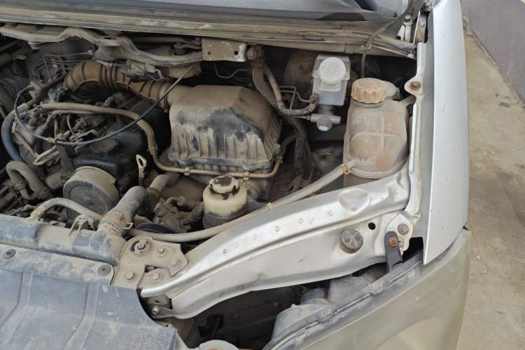 Used FORTHING Lingzhi 2013 M3 1.6L 7-Seater Comfort Model Engine Bay Left
