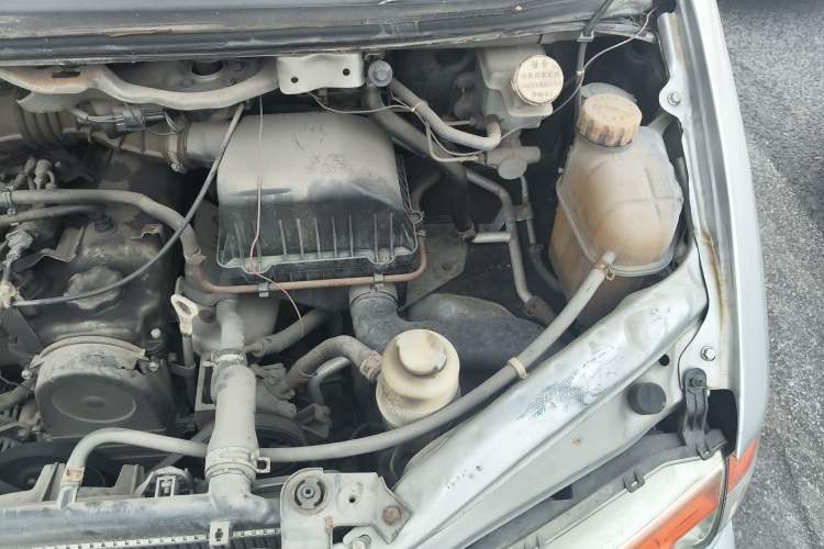 Used FORTHING Lingzhi 2013 V3 1.5L 7-Seater Standard Model II Engine Bay Left