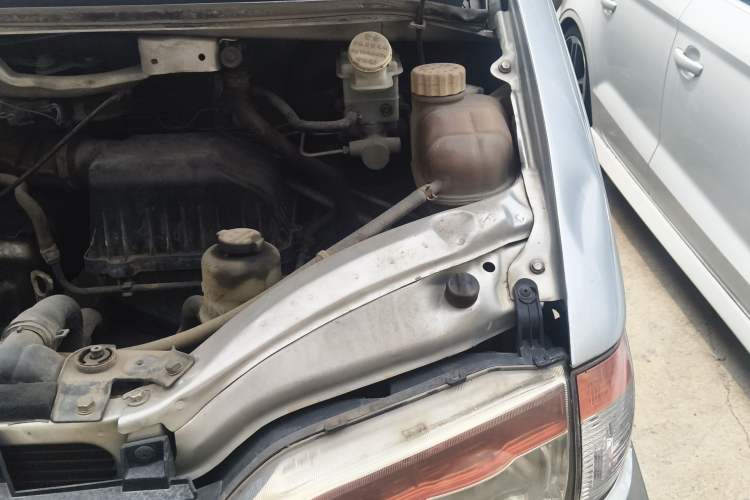 Used FORTHING Lingzhi 2013 V3 1.5L 7-Seater Luxury Model Engine Bay Left
