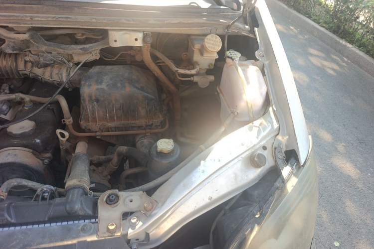 Used FORTHING Lingzhi 2013 M3 1.6L 7-Seater Luxury Model Engine Bay Left