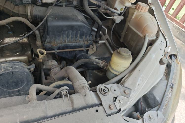 Used FORTHING Lingzhi 2013 M3 1.6L 7-Seater Luxury Model Engine Bay Left