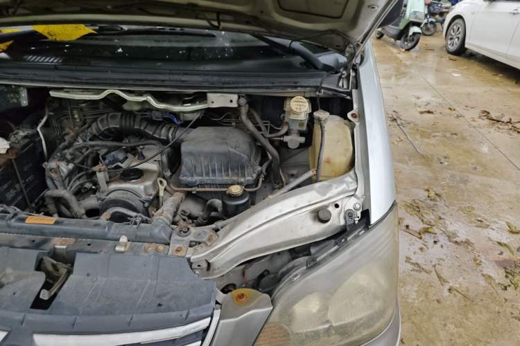 Used FORTHING Lingzhi 2013 M3 1.6L 7-Seater Comfort Model Engine Bay Left