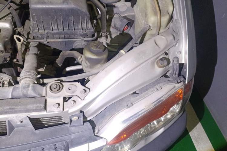 Used FORTHING Lingzhi 2013 V3 1.5L 7-Seater Standard Model II Engine Bay Left