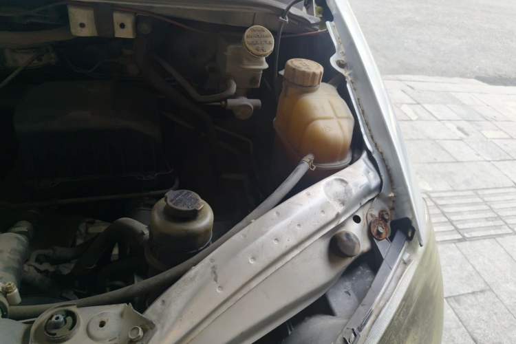 Used FORTHING Lingzhi 2013 M3 1.6L 7-Seater Comfort Model Engine Bay Left