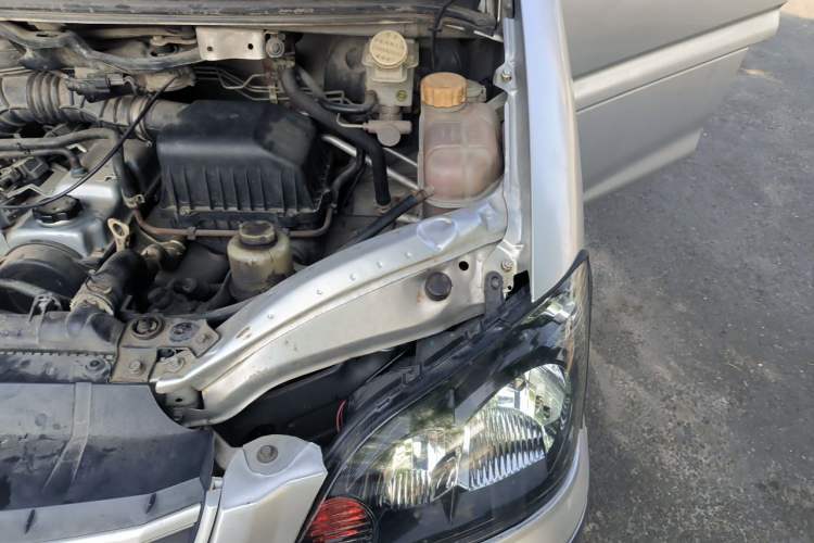 Used FORTHING Lingzhi 2013 M3 1.6L 7-seat Standard Model Engine Bay Left