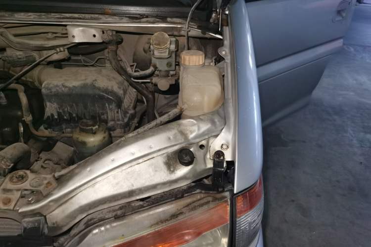 Used FORTHING Lingzhi 2013 V3 1.5L 7-Seater Standard Model II Engine Bay Left