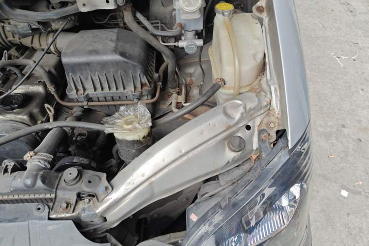 Used FORTHING Lingzhi 2013 M3 1.6L 7-Seater Comfort Model Engine Bay Left