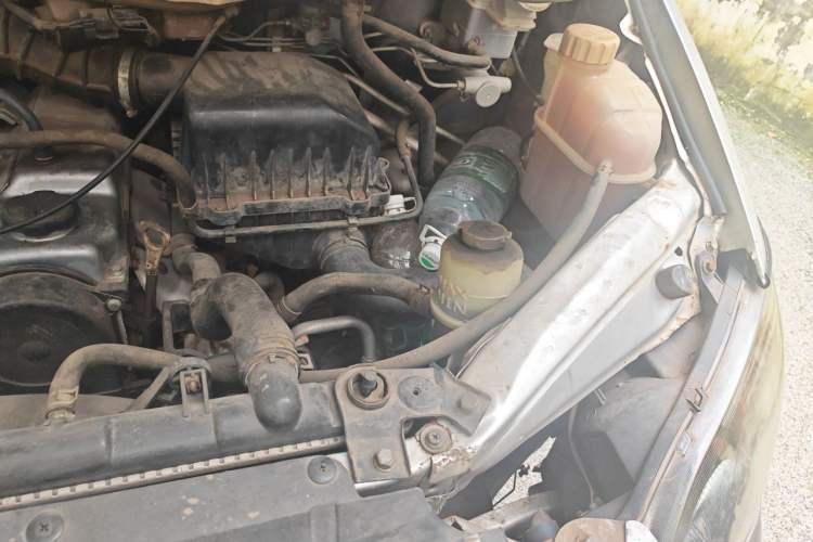 Used FORTHING Lingzhi 2013 M3 1.6L 7-Seater Comfort Model Engine Bay Left