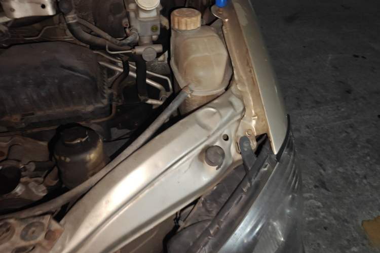 Used FORTHING Lingzhi 2013 V3 1.5L 7-Seater Standard Model II Engine Bay Left