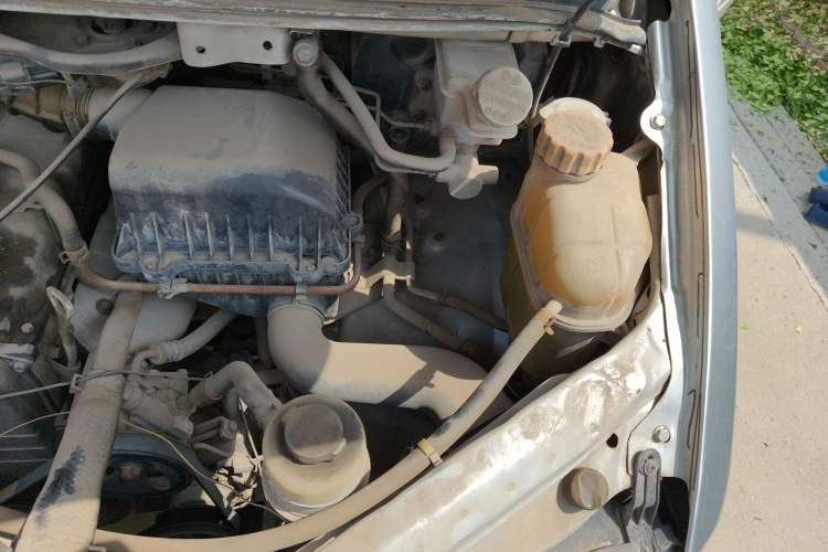 Used FORTHING Lingzhi 2013 V3 1.5L 7-Seater Standard Model II Engine Bay Left
