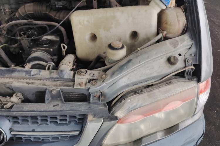 Used FORTHING Lingzhi 2013 V3 1.5L 7-Seater Standard Model II Engine Bay Left