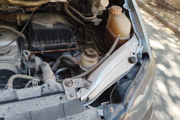 Used FORTHING Lingzhi 2013 M3 1.6L 7-Seater Luxury Model Engine Bay Left