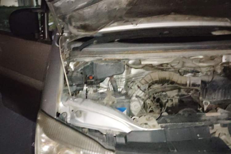Used FORTHING Lingzhi 2013 M3 1.6L 7-Seater Luxury Model Engine Bay Right