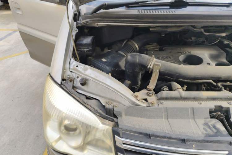 Used FORTHING Lingzhi 2013 M5 Q3 2.0L 7-seat Long-wheelbase Luxury Model Engine Bay Right