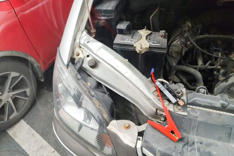 Used FORTHING Lingzhi 2013 M3 1.6L 7-Seater Comfort Model Engine Bay Right