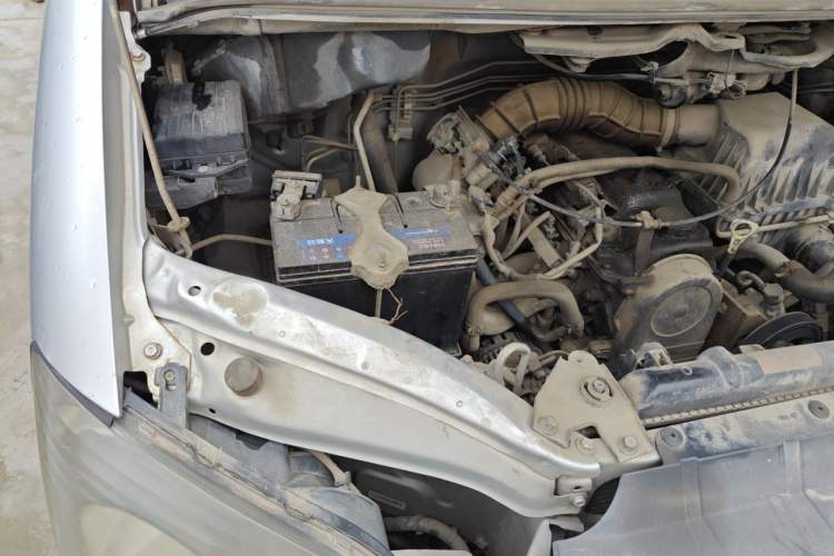 Used FORTHING Lingzhi 2013 M3 1.6L 7-Seater Comfort Model Engine Bay Right