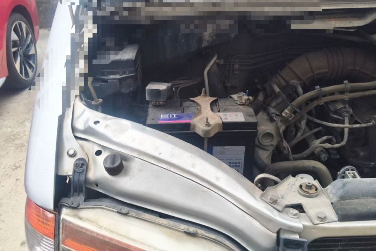 Used FORTHING Lingzhi 2013 V3 1.5L 7-Seater Luxury Model Engine Bay Right