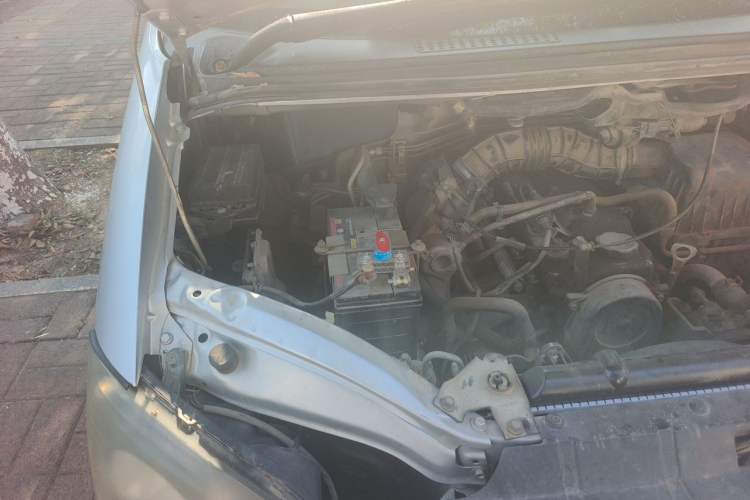 Used FORTHING Lingzhi 2013 M3 1.6L 7-Seater Luxury Model Engine Bay Right