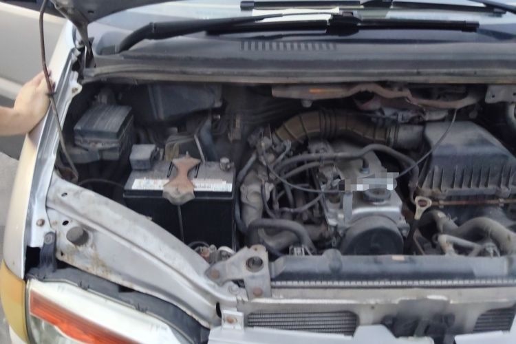 Used FORTHING Lingzhi 2013 V3 1.5L 7-Seater Standard Model II Engine Bay Right