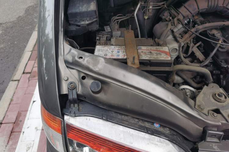Used FORTHING Lingzhi 2013 V3 1.5L 7-Seater Comfort Model Engine Bay Right
