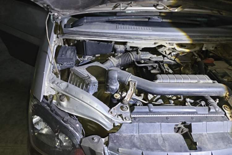 Used FORTHING Lingzhi 2013 M5 Q7 2.0L 7-Seater Long-Wheelbase Comfort Model Engine Bay Right