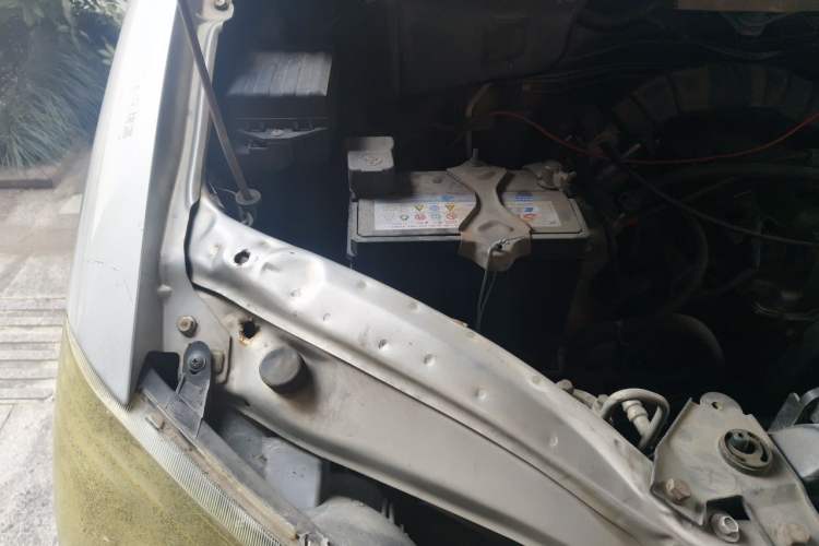 Used FORTHING Lingzhi 2013 M3 1.6L 7-Seater Comfort Model Engine Bay Right