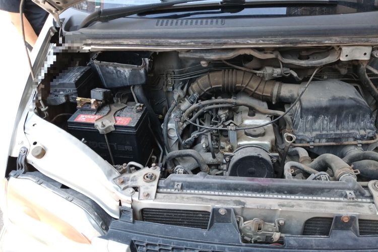 Used FORTHING Lingzhi 2013 V3 1.5L 7-Seater Luxury Model Engine Bay Right