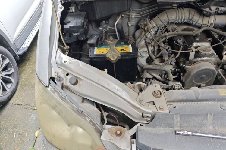 Used FORTHING Lingzhi 2013 M3 1.6L 7-Seater Luxury Model Engine Bay Right