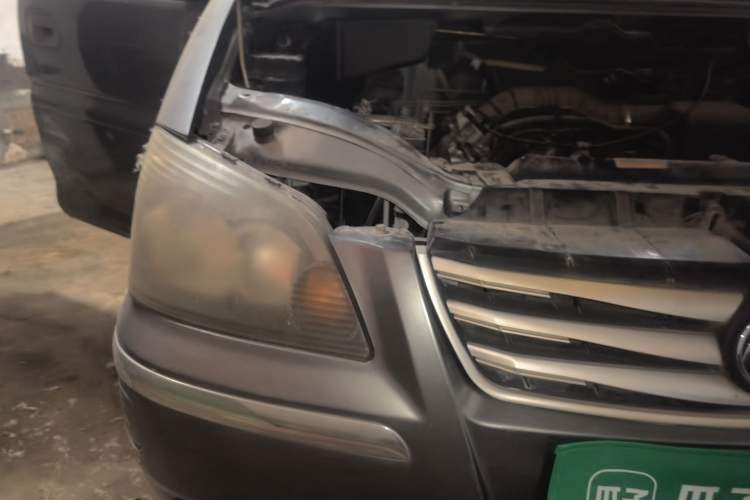 Used FORTHING Lingzhi 2013 M3 1.6L 7-seat Standard Model Engine Bay Right