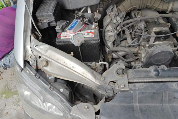 Used FORTHING Lingzhi 2013 M3 1.6L 7-Seater Comfort Model Engine Bay Right