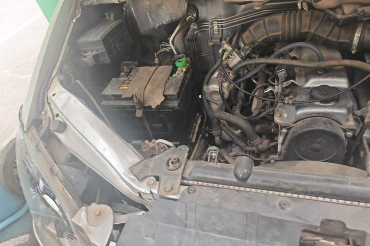 Used FORTHING Lingzhi 2013 M3 1.6L 7-Seater Comfort Model Engine Bay Right