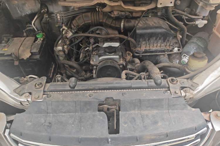 Used FORTHING Lingzhi 2013 M3 1.6L 7-Seater Comfort Model Engine Bay