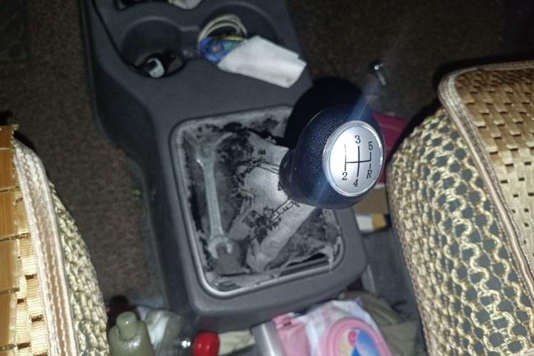 Used FORTHING Lingzhi 2013 V3 1.5L 7-Seater Standard Model II Gear Lever