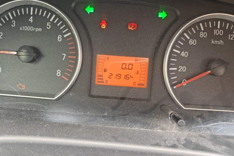 Used FORTHING Lingzhi 2013 V3 1.5L 7-Seater Standard Model II Odometer Close Up