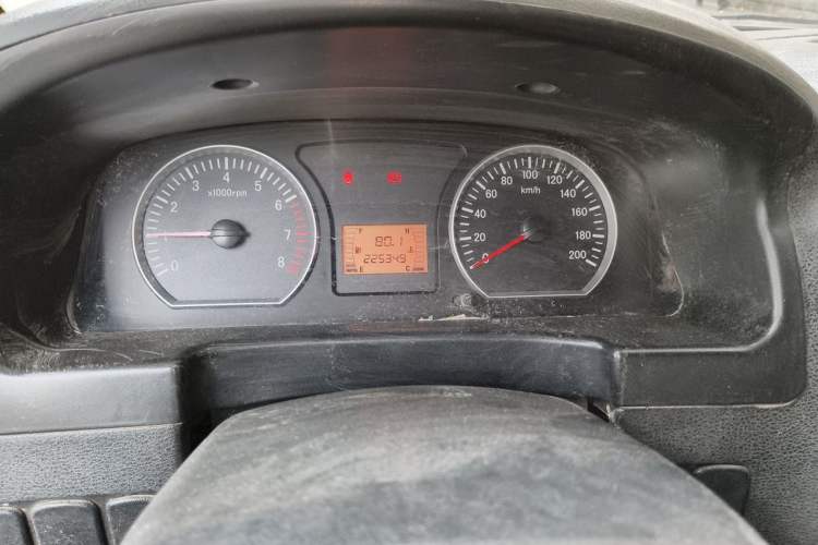 Used FORTHING Lingzhi 2013 V3 1.5L 7-Seater Standard Model II Odometer Close Up