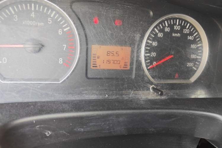 Used FORTHING Lingzhi 2013 V3 1.5L 7-Seater Standard Model II Odometer Close Up